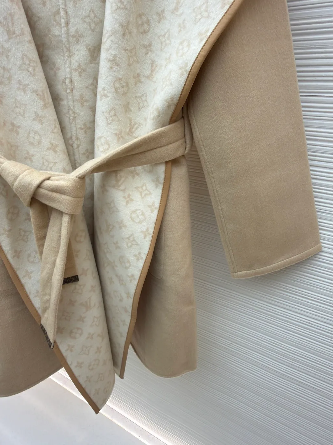 LOUIS VUITTON Wool lace-up hooded coat (mid-length) ●Original version: Purchased and developed at 27999 ●Item number: 1682301-J025 ●Fabric: wool fabric ●Technology: jacquard production ●Color: sand color ●Version: loose fit ●Weight: about 1555 grams ●Size: 34-36-38-40 ●Description: This presbyopic wool coat is made of double-sided blended wool fabric imported from Italy. The main part is made of high-density matte black wool, which has been pre-shrunk and steam-set to ensure that the fabric is stiff and not easily deformed. The large lapel and belt areas use jacquard weaving technology to present the classic presbyopic pattern as a three-dimensional texture. The pattern is digitally positioned and plated to ensure that the texture is symmetrical and clear. The body of the garment is unlined and double-sided sewn to reduce the weight of the garment while improving skin-friendliness. The cuffs and hem are hand-stitched to reveal exquisite details. The waist is customized with a wide belt of the same fabric, with an adjustable buckle design with invisible stitching, allowing the silhouette to be freely adjusted; the neckline adopts a double-layer composite structure, combined with the fixation process of hand-made arch stitches, to make the large lapels more three-dimensional. Every splicing follows the precision sewing standard of 1cm/8 stitches, perfectly integrating craftsmanship and design aesthetics. The overall wiring is straight and delicate, the fabric is comfortable and soft, and the color is consistent without color difference. It can be matched with the same style to create a fashionable look and control various occasions. Customized accessories, complete with three standards, same style for men and women!